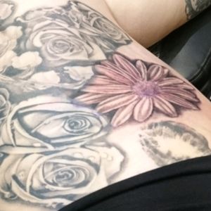 🌹🌸🌻 #floral #flowers #roses #bouquet #thightattoo #blackandgrey #girlswithink #ink #Iaintnosaint Tattoos above & below but hot damn this spot was harsh! 😵💀& of course the man's 💋 in their own special spot 😊