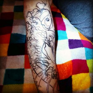 This is the outline of my Man's Koifish. To cover up jailhouse stick and poke. #MyBoyfriend #koi #koifish #koifishtattoo #halfsleeve #halfsleeveinprogress #water #fish #CoverUpTattoos #coverup