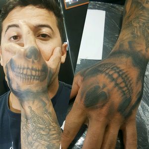 Encaveiramento do meu mano Leo que rolou essa semana, espero que gostem! 🙏💀 🏢Rua Dr. Alfredo Barcelos, 16 - Olaria, Rio de Janeiro, RJ ☎️ (21) 98145-2755 💻 guilhermesalles.mct@outlook.com 📩 Direct #tattoo #tattooartist #ink #inked #tattooed #tattooist #tatuagem #tattooapprentice #vsco #vscocam #nofilter #skull #skulltattoo #hand #handtattoo #sombreado #pretoecinza #blackandgrey #blackandgreytattoo #dark #horror #electricink #electricinkpigments #everlast #everlastink #electrinkinkneedles #revistagatopreto #blackcatmagazine #riodejaneiro #brasil #brazil