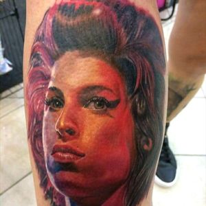Amy Winehouse by Sandrinho Cavalcante.#tattoodo #TattoodoApp #tattoodoBR #tatuagem #tattoo #amywinehouse #retrato #portrait #tatuadoresdobrasil #colorida #colorful #SandrinhoCavalcante