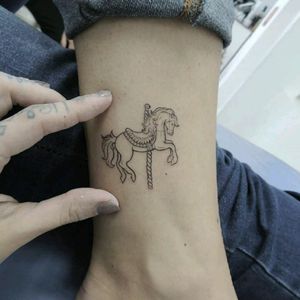 Mini tattoo by Elvira Bono. #tattoodo #TattoodoApp #tattoodoBR #tatuagem #tattoo #mini #minitattoo #cavalo #horse #corda #rope #fineline #delicada #cute #TatuadorasDoBrasil #ElviraBono