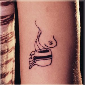 Tattoo feita pela @fishy.ana (Instagram)#coffee #brasil #TatuadorasDoBrasil #tatuadoresdobrasil #tatuadorasbrasileiras #feminism #cafezinho #café