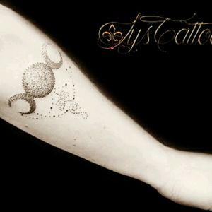 Tatouage avant bras femme, tatou dotwork symbole triple lune, unalome et perles by lys tattoo votre tatoueur à Gradignan proche de Bordeaux et Bassin d'Arcachon en Gironde