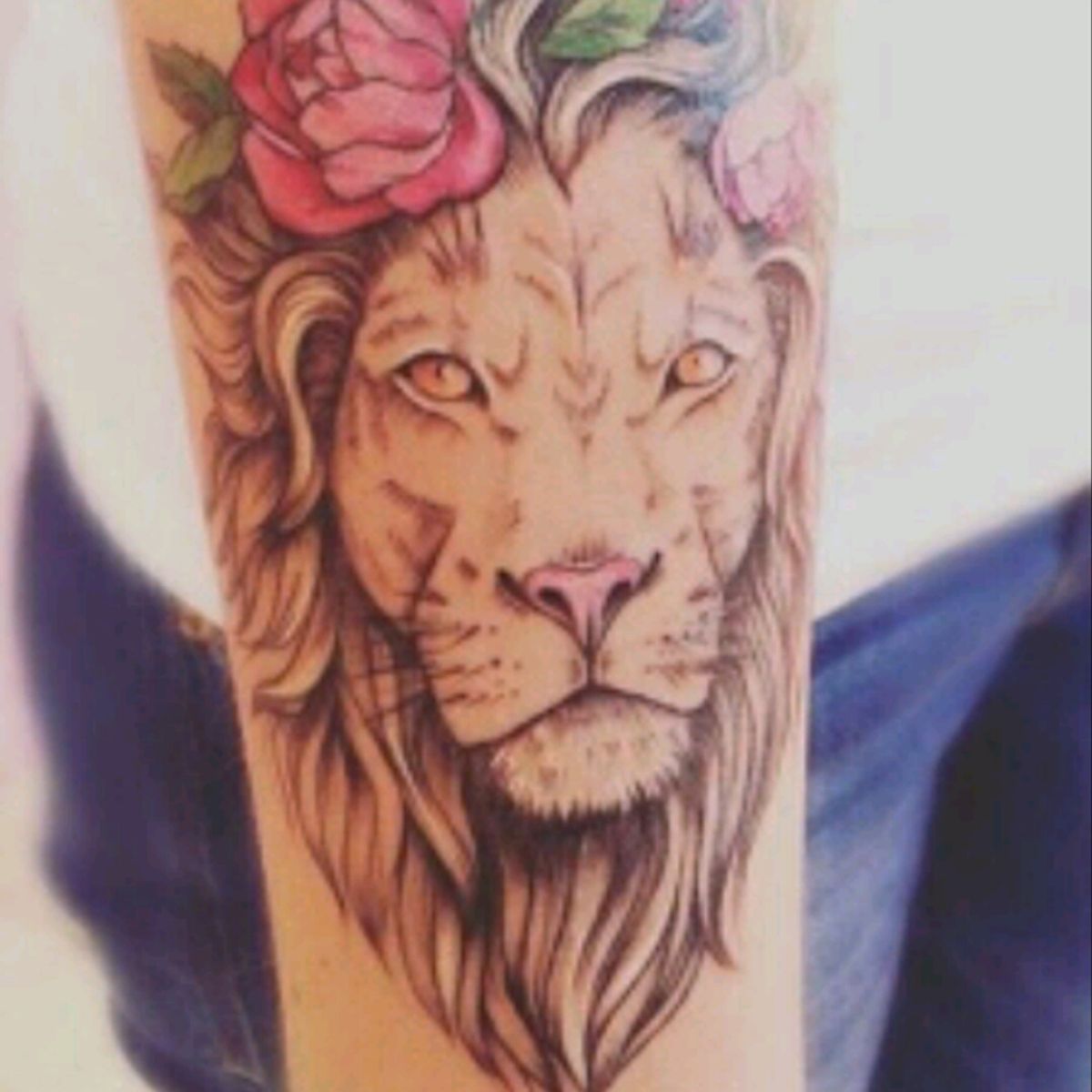 Лев в цветах тату