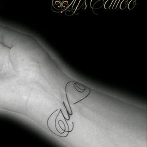 Tatouage avant bras poignet femme, signe de l infini fin avec lettrage M et O by lys tattoo votre tatoueur à Gradignan proche de Bordeaux et Bassin d'Arcachon en Gironde