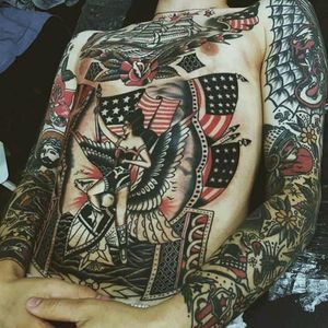 By Rich Hadley#tattoodo #TattoodoApp #tattoodoBR #tatuagem #tattoo #tradicional #traditional #oldschool #tradicionalamericano #bold #bandeira #americanflag #colorida #colorful #RichHadley