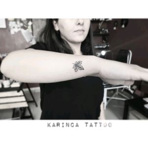 🍁Instagram: @karincatattoo#leaf #tattoo #smalltattoo #minimaltattoo #littletattoo #tattooer #tattooartist #tattooidea #tiny #botanical #arm #ink #dövme #istanbul #karincatattoo