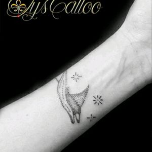 Tatouage avant bras poignet femme, raie manta en dotwork et étoiles féeriques by lys tattoo votre tatoueur à Gradignan proche de Bordeaux et Bassin d'Arcachon en Gironde