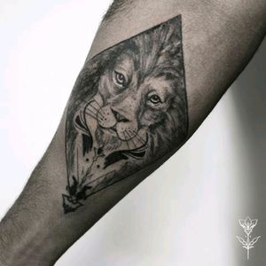 Leão com ornamentos #blackwork #coverup #leao #cobertura #tatuadorasbr #tatuadorasbrasileiras #bw #ornamental #lion