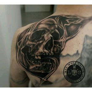 #skulltattoo #blackanfgreytattoo #tattoobraga #balmtattooportugal #tattooportugal #realistictattoo #moody bu Carlos Ferreira