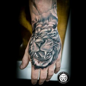 Hand Realistic Tattoo#blackworks #blackwork #ink #inked #inkedup #tattoodo