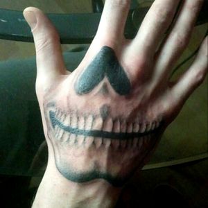 #skull #skulltattoo #realisticskull #handtattoo #blackandgrey #blackandgreytattoo #zuperblack #intenzetattooink #fadetheitch #bishoprotary #ink #inked #inkedguy #tattpo #tattooist #tattooed #tattoooftheday #photooftheday #France #Reims #tattooartist #thomtats7