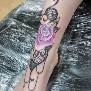 Lace work and rose #tattoos #tattooed #rose #rosetattoo #realisticrose #lace #lacework #apprentice #tattooapprentice #lornaloutattoo