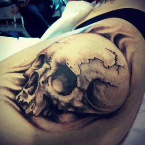 Always good to do a skull#tattoo #tattooedgirls #thightattoo #skull #skulltattoo #inked
