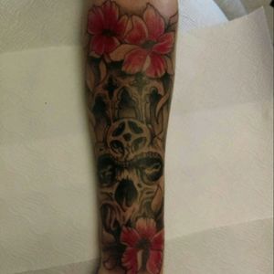 Gothic skull and flowers #tattoo #tattooart #inked #forearm #skulltattoo #flowers #blackandgreytattoo
