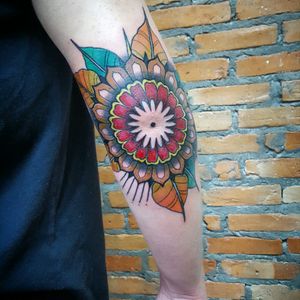 Mandala dotwork com neo trad kkkk #mandala #pontilhismo #mandalaoldschool #mandalacolorida #colorida #fullcolor #tattoo2me #tattoo #tatuagem #rodrigotanigutti