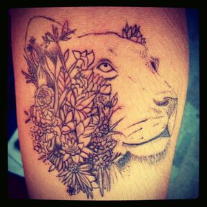 #rm #elmora #blackwork #paintorsmile #fineline #tattooartist #lovetattoo #lion #flowers #7rl #small #cute