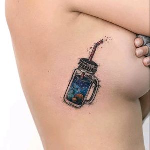 By Rob Carvalho#tattoodo #TattoodoApp #tattoodoBR #tatuagem #tattoo #universo #universe #galaxia #galaxy #planetas #planets #colorida #colorful #garrafa #bottle #RobCarvalho #canudo #straw
