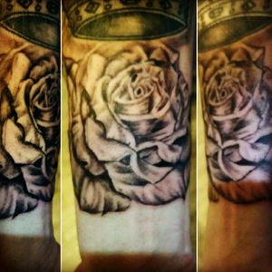 #rose #rosetattoo #realistic #realistictattoo #blackandgrey #blackandgraytattoo #fadetheitch #zuperblack #intenzetattooink #bishoprotary #ink #inked #inkedguy #tattoo #tattooist #tattooed #tattooartist  #tattoooftheday #photooftheday #France #Reims @thomtats7