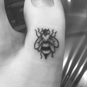 A bee on my big toe for my brother Toby. Terrible puns at their finest! 👌 🐝