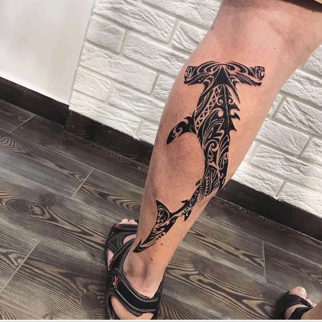 Pin de Alejandro FR em Tattoo  Tatuagem tubarao Tatuagem subaquática  Tatuagem na perna