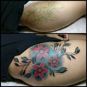 Florzinhas Freehand...#freehandtattoo #flores #flowers #arabescos #amaolivre #Tattoodo #tattoodobrasil#tatuadordobrasil