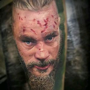 Ragnar by Deley Tattoo #tattoodo #TattoodoApp #tattoodoBR #tatuagem #tattoo #Ragnar #RagnarLothbrok #series #tvshow #vikings #realismo #realism #tatuadoresdobrasil #DeleyTattoo