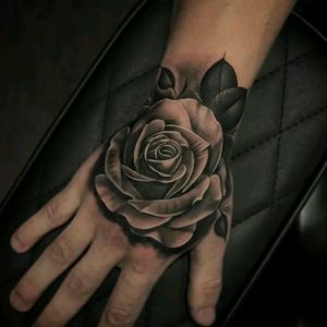 By Aron Cowles #tattoodo #TattoodoApp #tattoodoBR #tatuagem #tattoo #flor #flower #pretoecinza #blackandgrey #realismo #realism #AronCowles