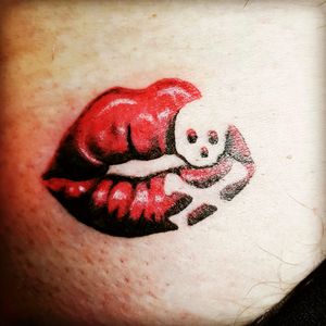 Kissing lips skull tattoo