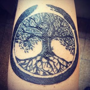 Tree of life surrounded by an enso