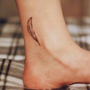 Feather #tattoo #tattoodo #mini #minitattoo #minimalist #small #smalltattoo #little #littletattoo #feather #blackandwhite