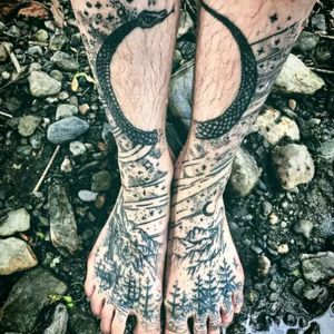 Laughing Loone.#tattoodo #TattoodoApp #tattoodoBR #tatuagem #tattoo #fineline #cobra #snake #montanha #mountain #arvores #trees #LaughingLoone