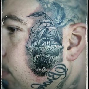 By Feio Artwork.#tattoodo #TattoodoApp #tattoodoBR #tatuagem #tattoo #barco #ship #pirata #pirate #mar #sea #minitattoo #pretoecinza #blackandgrey #FeioArtwork