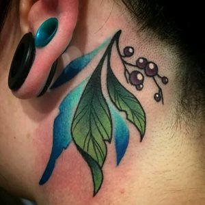 Liza Musselman.#tattoodo #TattoodoApp #tattoodoBR #tatuagem #tattoo #folha #leaf #delicada #delicate #colorida #colorful #LizaMusselman