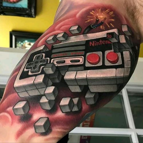 Aaron Springs. #tattoodo #TattoodoApp #tattoodoBR #tatuagem #tattoo #nintendo #nintendo8bits #gamer #games #vintage #joystick #nerd #geek #colorida #colorful #AaronSprings