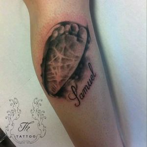 Foot print tattoo and the name of the child/tatuaj realistic #salontatuajebucuresti #salontatuaje #realistictattoos #tatuaje #tattoos #tatuajefete #tatuajepicior www.tatuajbucuresti.ro