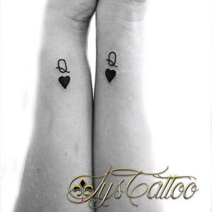 Tatouage avant bras poignet femme, 2 tatou identique lettre Q majuscule et petit cœur plein par Lys Tattoo votre salon de Tatouage à Gradignan proche de Bordeaux, Merignac, Pessac et Bassin d'Arcachon en Gironde