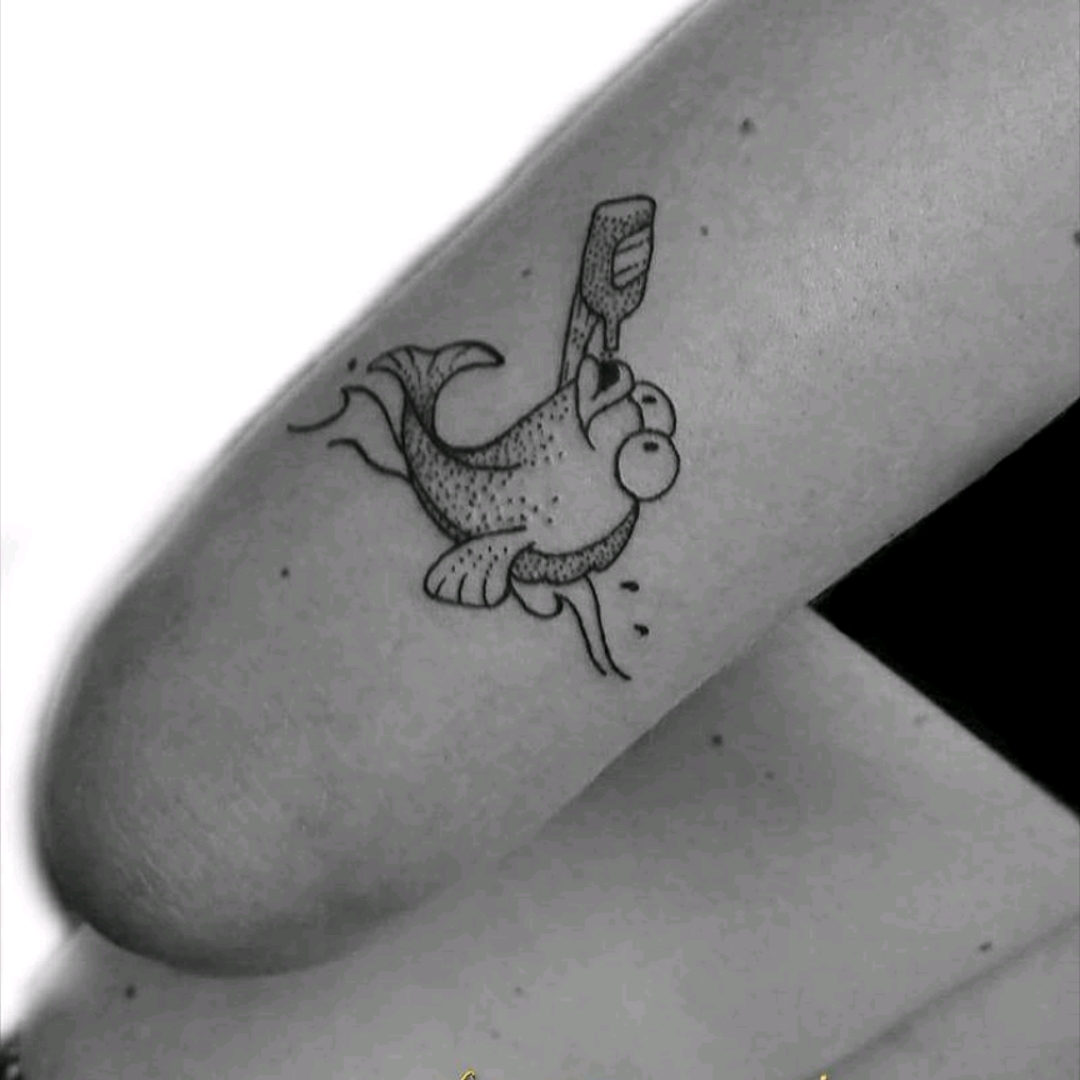 Tatouage Au Dessus Du Coude Femme Tattoo uploaded by lys tattoo • Tatouage haut du bras, juste au dessus du coude  femme, tatou humour, un poisson 🐠 sur le dos dans les vagues qui boit une  bouteille par
