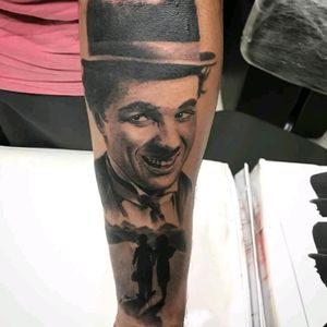 Sandrinho Cavalcanti. #tattoodo #TattoodoApp #tattoodoBR #tatuagem #tattoo #CharlieChaplin #portrait #retrato #realismo #realism #pretoecinza #blackandgrey #chapeu #hat #movies #filmes #tatuadoresdobrasil #SandrinhoCavalcanti