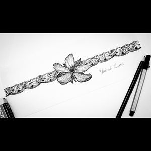 Diseño tattoo liguero con flor