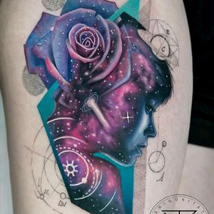 Chris Rigoni #tattoodo #TattoodoApp #tattoodoBR #tatuagem #tattoo #galaxia #galaxy #colorida #colorful #geometria #geometry #flor #flower #realismo #realism #ChrisRigoni