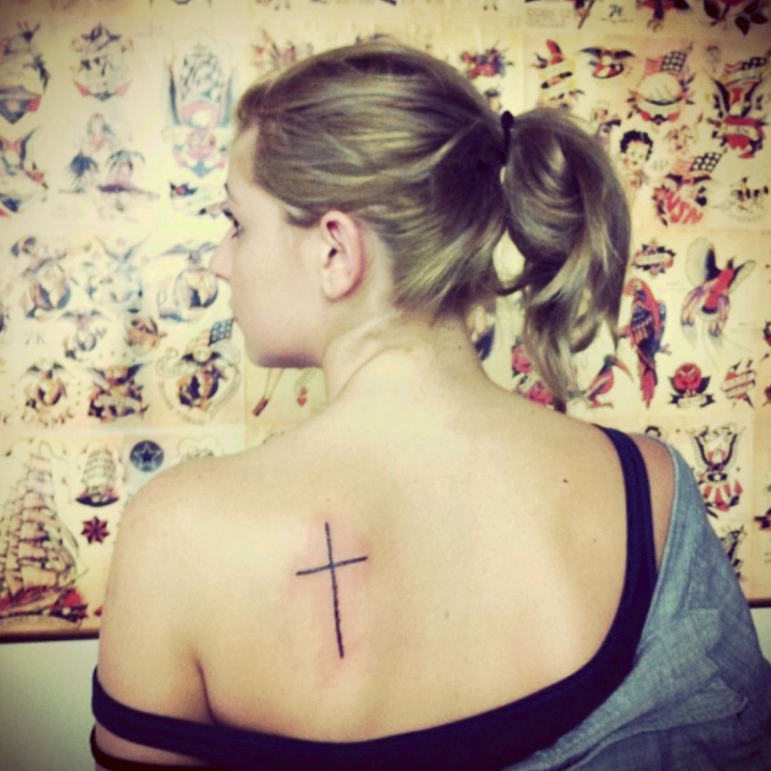 cross is always a lovely idea for a tattoo but this full back tattoo    Tatuagens de cruz celta Tatuagem nas costas Desenhos para tatuagem  masculino