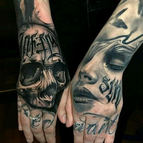 Benjamin Laukis. #tattoodo #TattoodoApp #tattoodoBR #tatuagem #tattoo #pretoecinza #blackandgrey #caveira #skull #lettering #caligrafia  #BenjaminLaukis