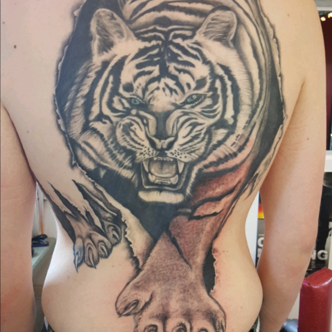 panther ripping through skin by Vanessa Rodriguez TattooNOW