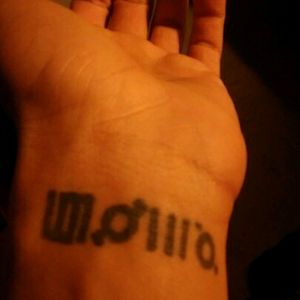Essa foi minha primeira tatuagem, fiz ela no começo de 2016. Os símbolos representam os quatro primeiros planetas do sistema solar, e também representa o nome da banda 30 seconds to Mars...