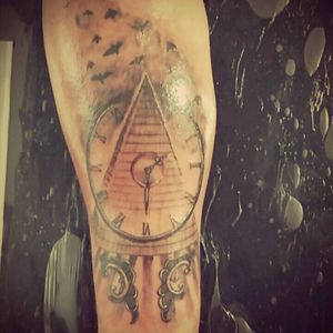 . . . . . . . . . . . #relogio#piramide#corvos# My favorit tatoo #tatoodraw !!