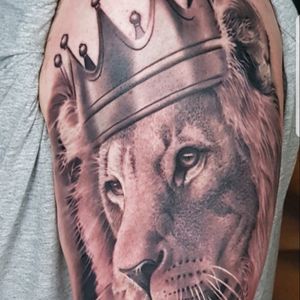 I got this done by Daniel from flammin 8 in London. my wife is getting one like this but a lioness. this is by far my fav tattoo.