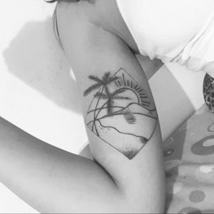 🌺 @franflortattoo... #tattoo #beach #pontilhismo