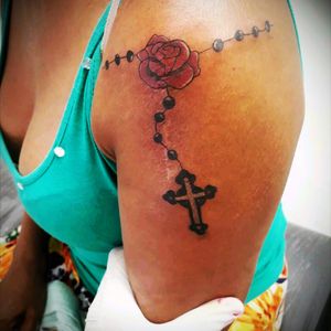 Tattoo Rosa com terço 🌸🙏Trabalho feito em 2hrs 🔝Orçamentos 980899797 📲