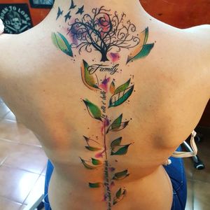 Tatuajes familiar con escritura en la espalda...